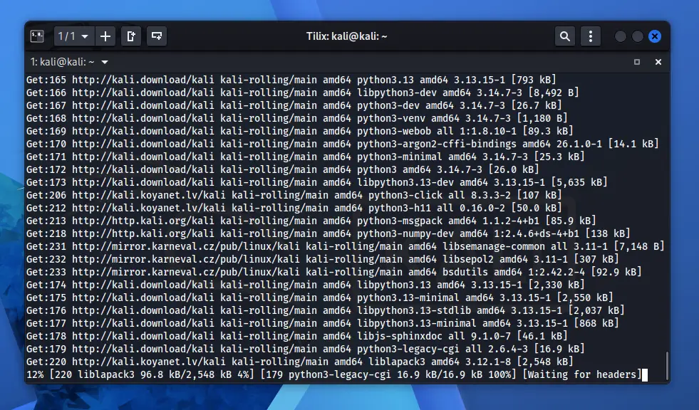 Terminal Tilix w Kali Linux pokazujący pobieranie pakietów podczas aktualizacji, z liniami Get, nazwami pakietów Pythona i paskiem postępu 12 procent.