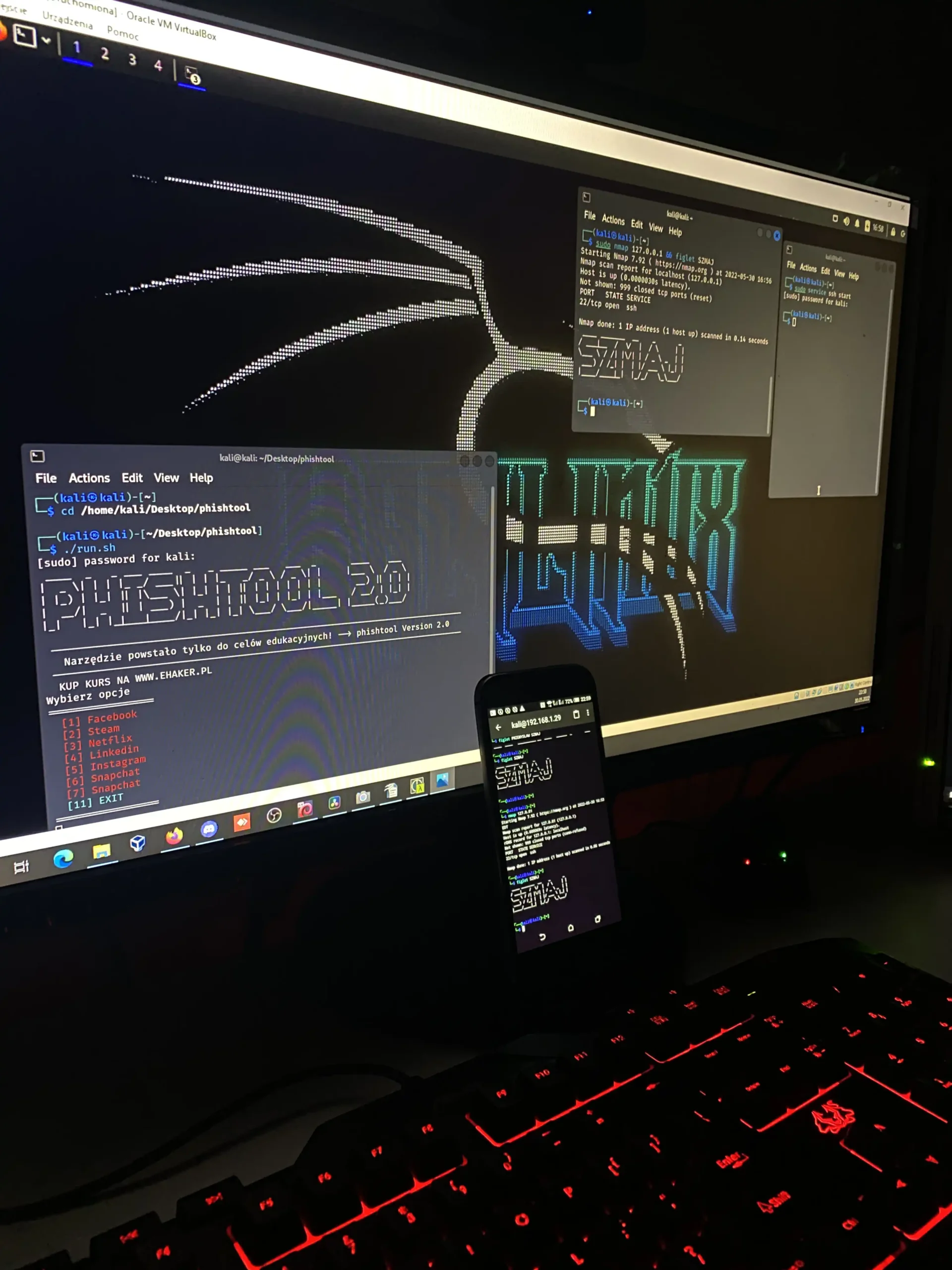 Stanowisko z monitorem uruchomionym w Oracle VM VirtualBox, pulpitem Kali Linux i kilkoma oknami terminala; na ekranie widoczne są wyniki lokalnego skanowania oraz menu narzędzia.